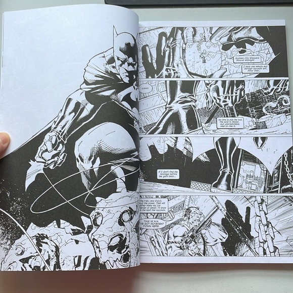 NOT ELIGIBLE FOR BUNDLE DEAL/SALE Coloring DC: Batman-Hush, Vol. 1 - Picture 10 of 12